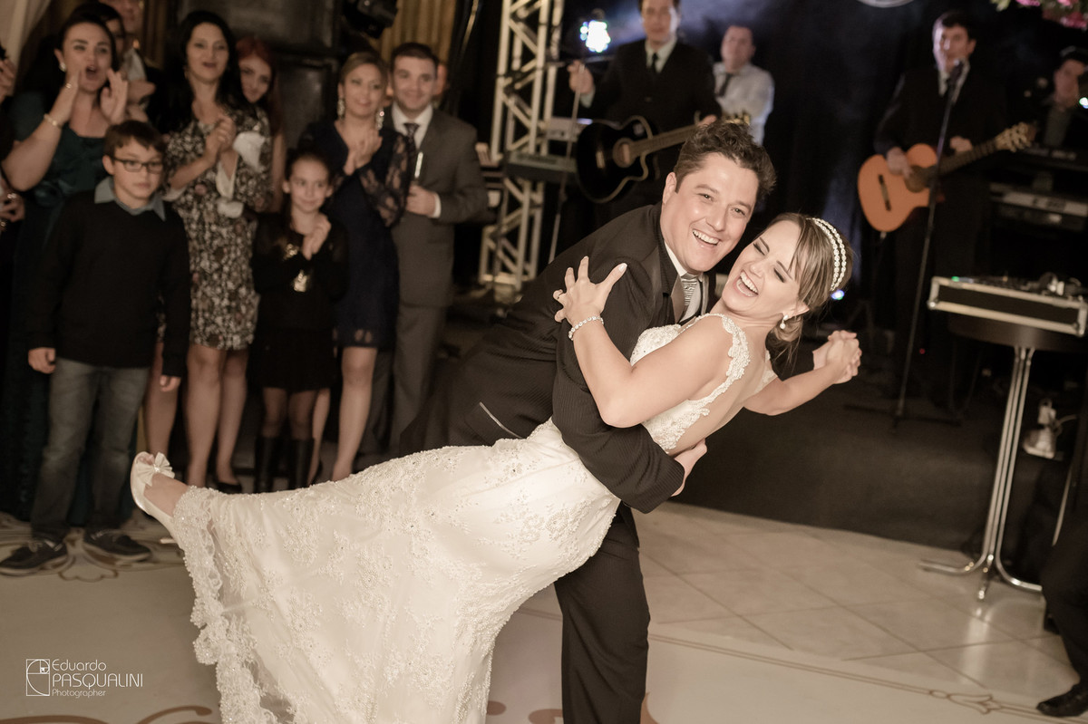 Noivo dando paços de dança com a noiva. Fotografia de Eduardo Pasqualini, fotógrafo de casamentos e ensaios em Rio do Sul, Santa Catarina.