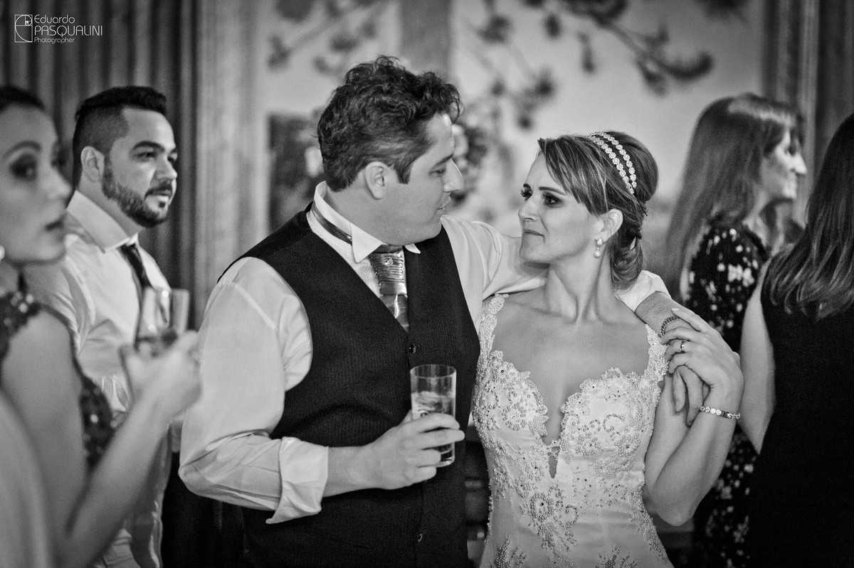 Um noivo muito carinhoso, até na festa. Fotografia de Eduardo Pasqualini, fotógrafo de casamentos e ensaios em Rio do Sul, Santa Catarina.