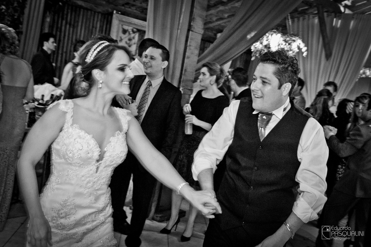 Dançando em movimento com a noiva. Fotografia de Eduardo Pasqualini, fotógrafo de casamentos e ensaios em Rio do Sul, Santa Catarina.