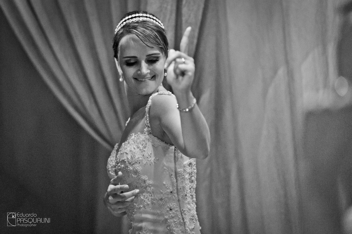 Noiva feliz dançando sozinha. Fotografia de Eduardo Pasqualini, fotógrafo de casamentos e ensaios em Rio do Sul, Santa Catarina.