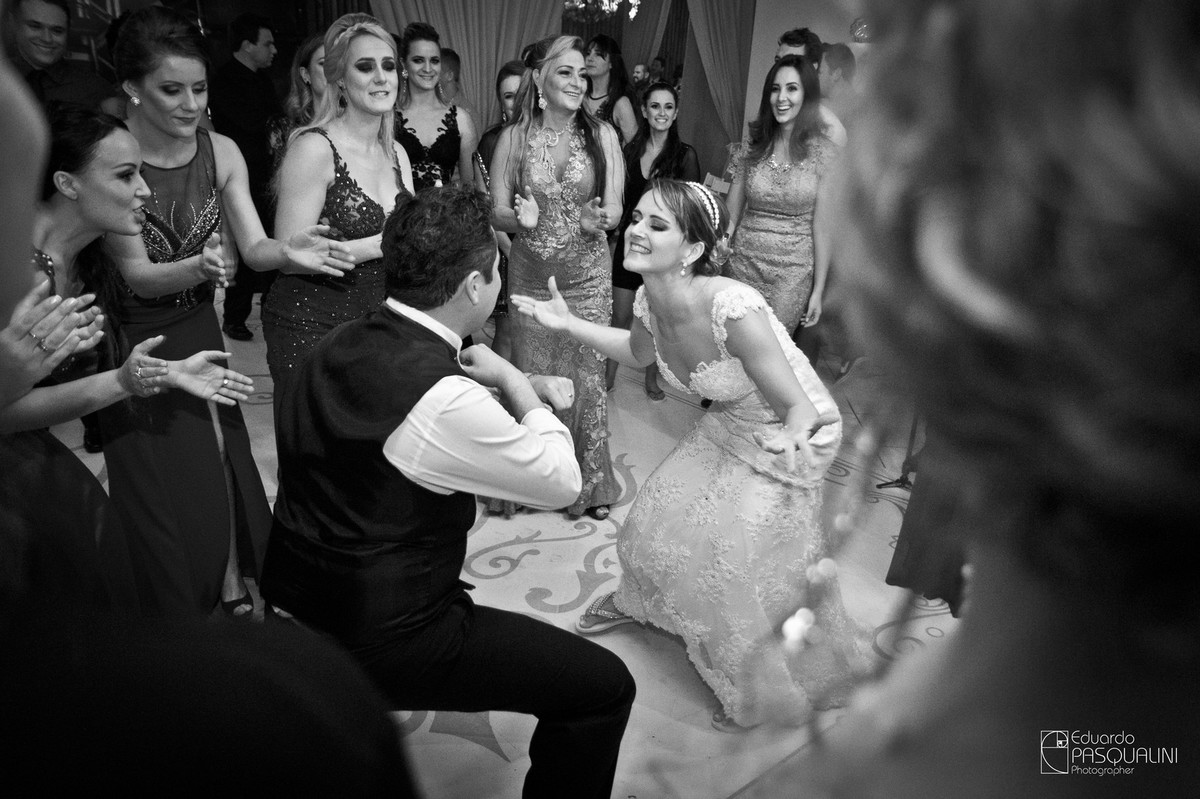Casal recém casado se divertindo durante o casamento. Fotografia de Eduardo Pasqualini, fotógrafo de casamentos e ensaios em Rio do Sul, Santa Catarina.