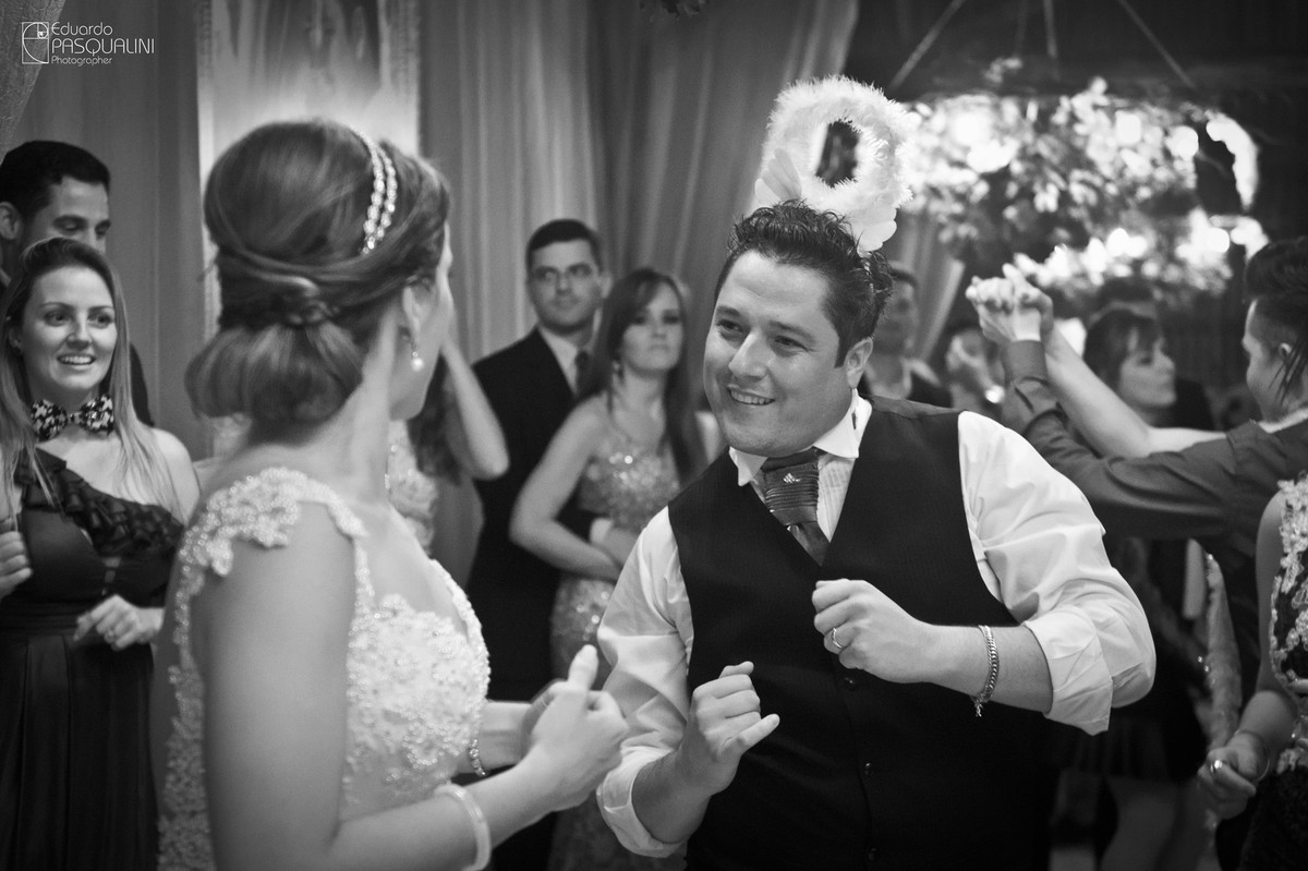Noivo vestido de anjinho dançando muito. Fotografia de Eduardo Pasqualini, fotógrafo de casamentos e ensaios em Rio do Sul, Santa Catarina.