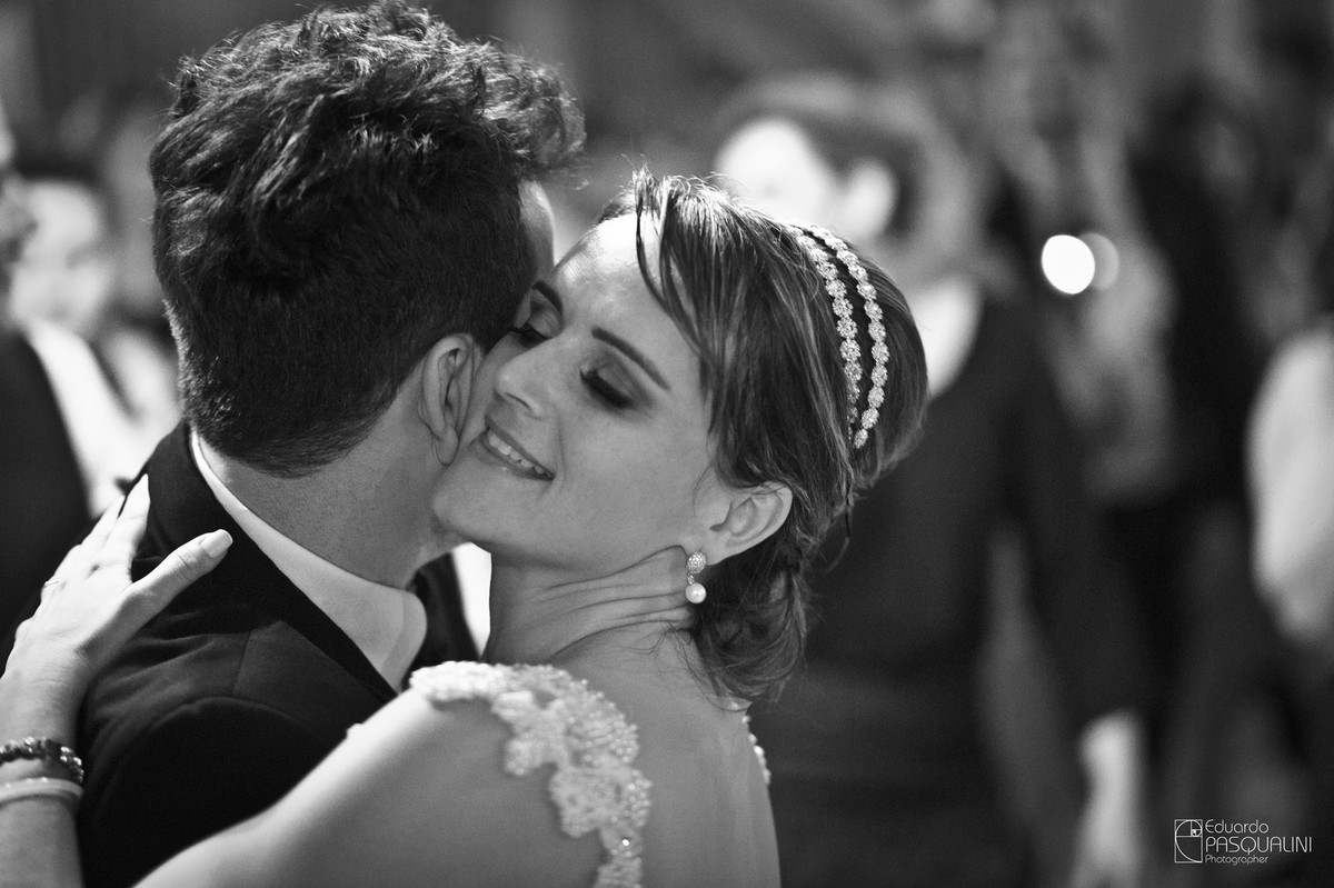 Dançando juntinhos, noivos aproveitam a festa. Fotografia de Eduardo Pasqualini, fotógrafo de casamentos e ensaios em Rio do Sul, Santa Catarina.