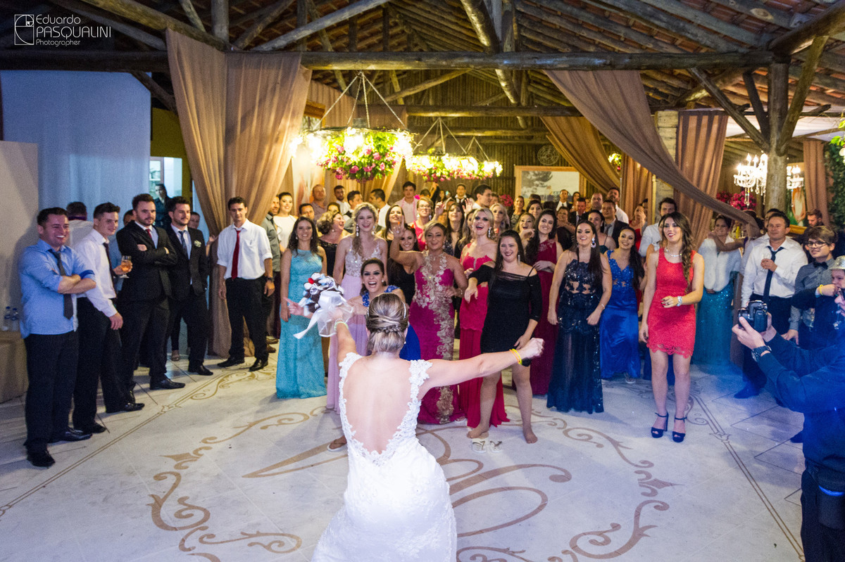 Vai jogar o buque para as solteiras. Fotografia de Eduardo Pasqualini, fotógrafo de casamentos e ensaios em Rio do Sul, Santa Catarina.
