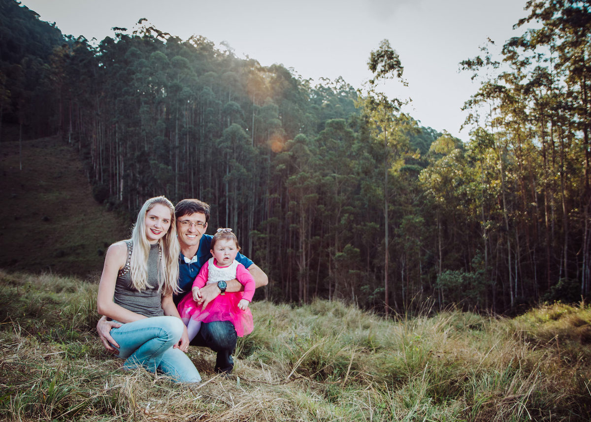 Família junto a natureza. Ensaio de Família, Fotografia de Família, Fotos de Eduardo Pasqualini, fotógrafo de casamentos e ensaios em Rio do Sul, Santa Catarina.