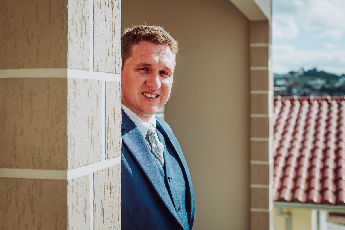 Noivo Daniel. Casamento ao ar livre, Vanessa e Daniel. Osteria La Campagnaga, Itoupava. Fotografia de Eduardo Pasqualini, fotógrafo de casamentos e ensaios em Rio do Sul, Santa Catarina.