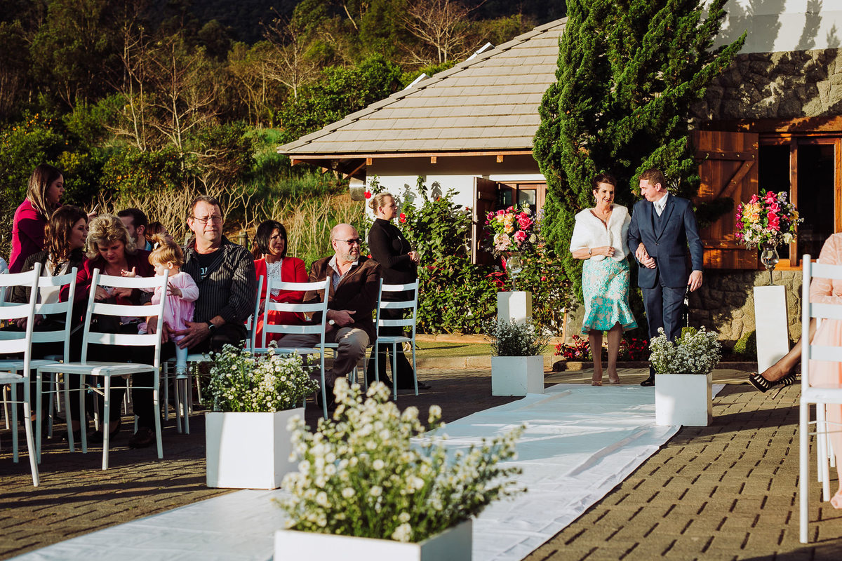 Entrando o noivo. Casamento ao ar livre, Vanessa e Daniel. Osteria La Campagnaga, Itoupava. Fotografia de Eduardo Pasqualini, fotógrafo de casamentos e ensaios em Rio do Sul, Santa Catarina.