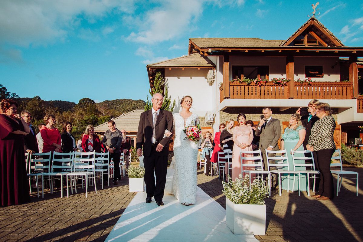Entrada da noiva. Casamento ao ar livre, Vanessa e Daniel. Osteria La Campagnaga, Itoupava. Fotografia de Eduardo Pasqualini, fotógrafo de casamentos e ensaios em Rio do Sul, Santa Catarina.