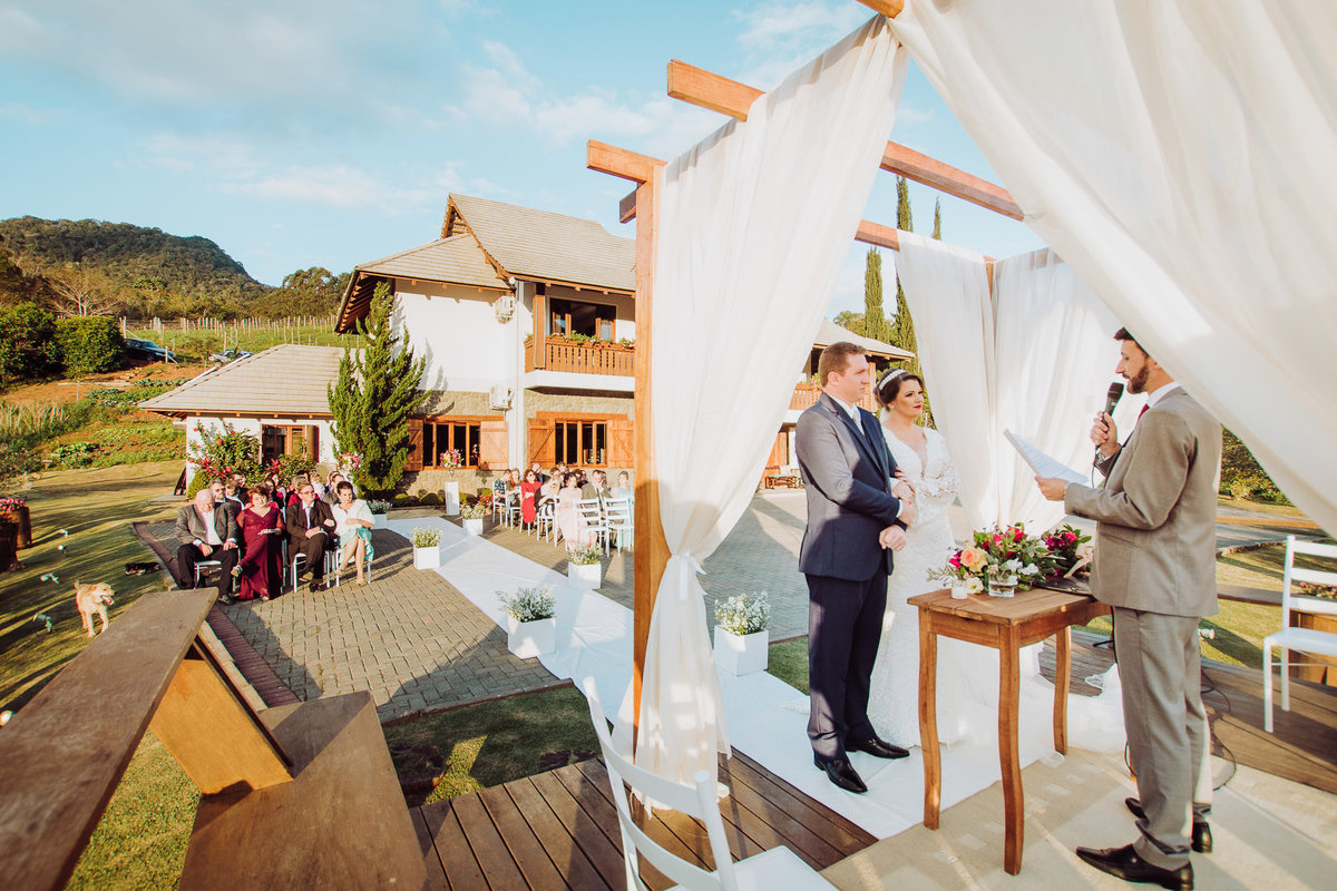Pastor Gilmar. Casamento ao ar livre, Vanessa e Daniel. Osteria La Campagnaga, Itoupava. Fotografia de Eduardo Pasqualini, fotógrafo de casamentos e ensaios em Rio do Sul, Santa Catarina.