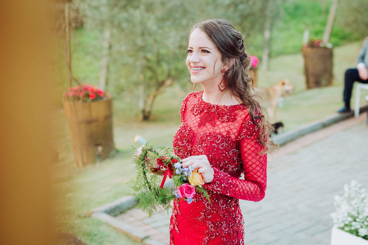 Filha trazendo alianças no casamento da mãe. Casamento ao ar livre, Vanessa e Daniel. Osteria La Campagnaga, Itoupava. Fotografia de Eduardo Pasqualini, fotógrafo de casamentos e ensaios em Rio do Sul, Santa Catarina.