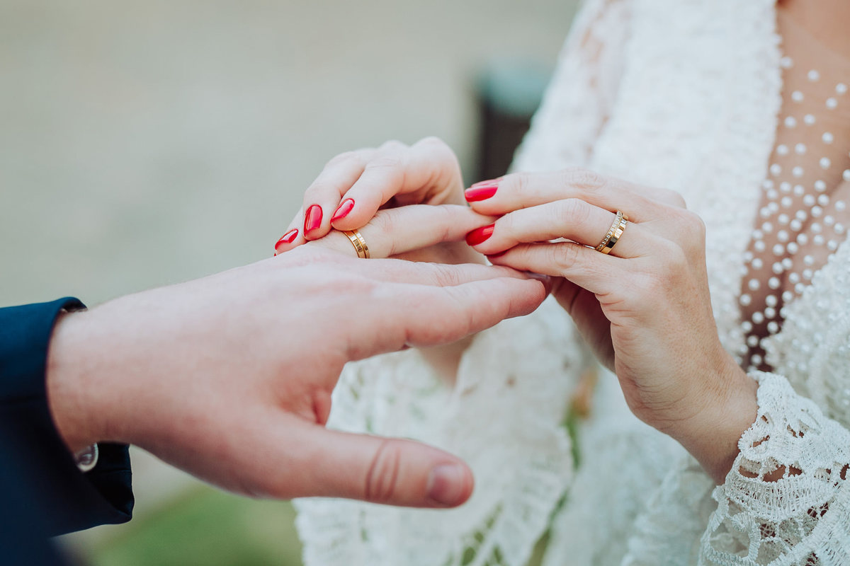 Aliança do noivo. Casamento ao ar livre, Vanessa e Daniel. Osteria La Campagnaga, Itoupava. Fotografia de Eduardo Pasqualini, fotógrafo de casamentos e ensaios em Rio do Sul, Santa Catarina.