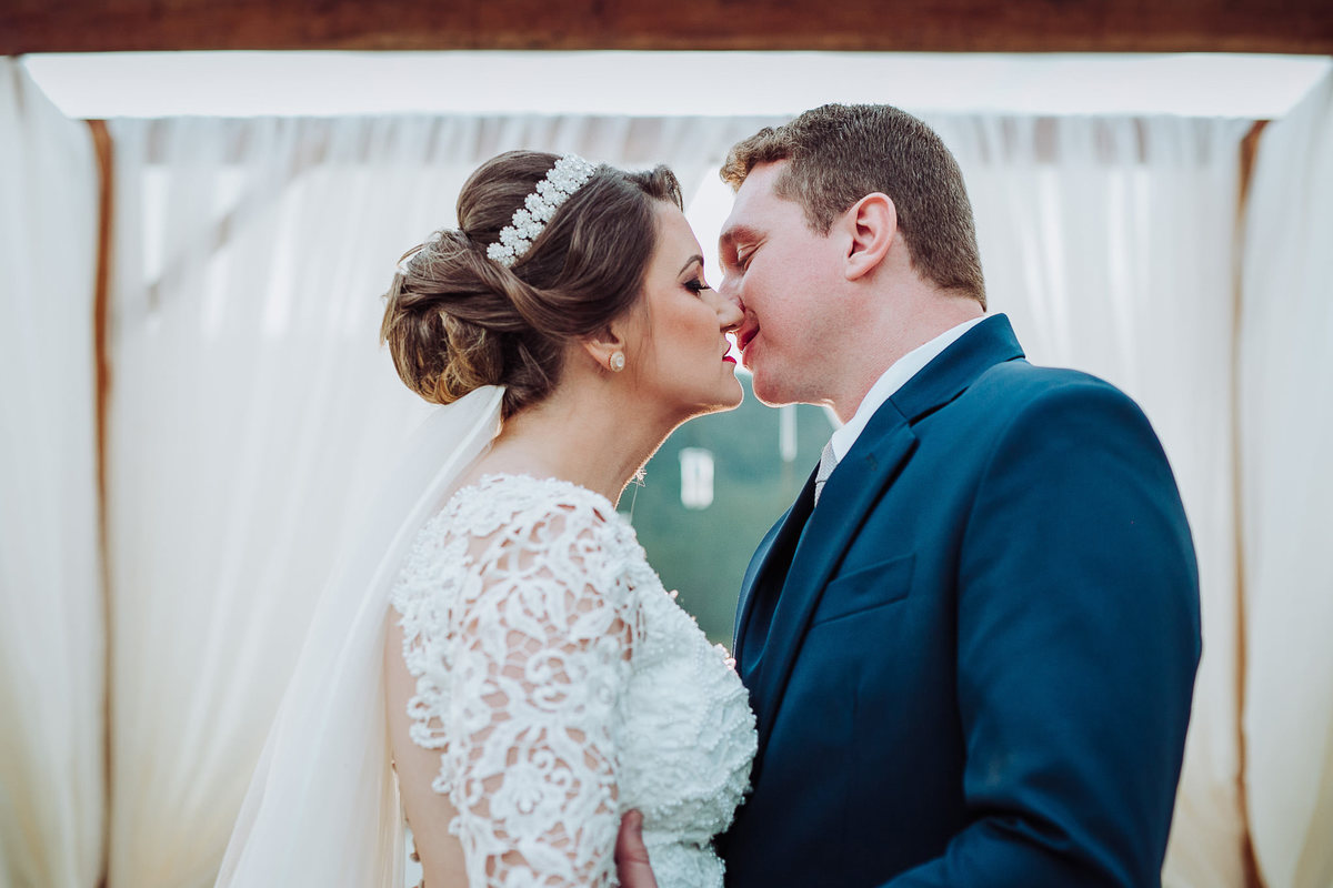 Beijo e romantismo. Casamento ao ar livre, Vanessa e Daniel. Osteria La Campagnaga, Itoupava. Fotografia de Eduardo Pasqualini, fotógrafo de casamentos e ensaios em Rio do Sul, Santa Catarina.