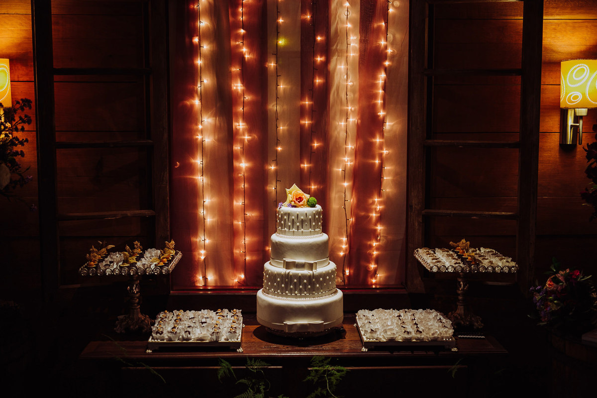 Bolo de casamento. Casamento ao ar livre, Vanessa e Daniel. Osteria La Campagnaga, Itoupava. Fotografia de Eduardo Pasqualini, fotógrafo de casamentos e ensaios em Rio do Sul, Santa Catarina.