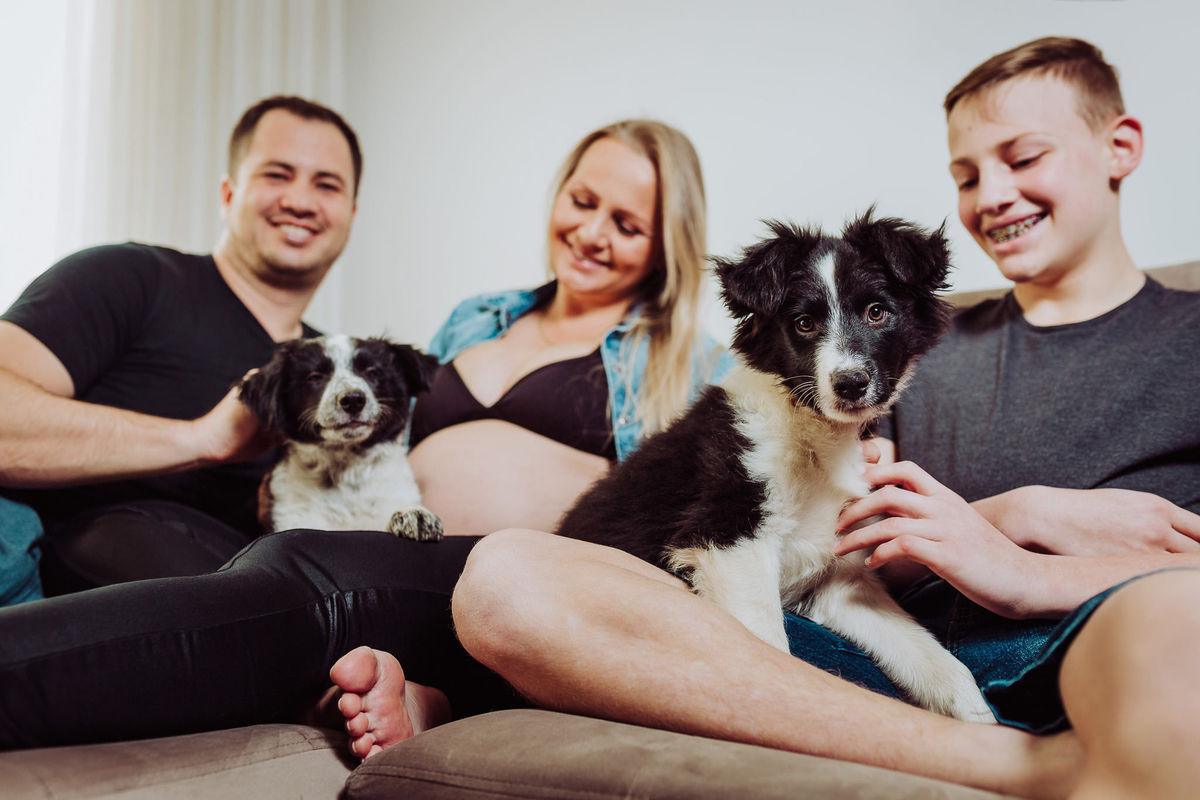 Os filhos mais novos... Ensaio de gestante em casa. Fotografia de Eduardo Pasqualini, fotógrafo de casamentos e ensaios em Rio do Sul, Santa Catarina.