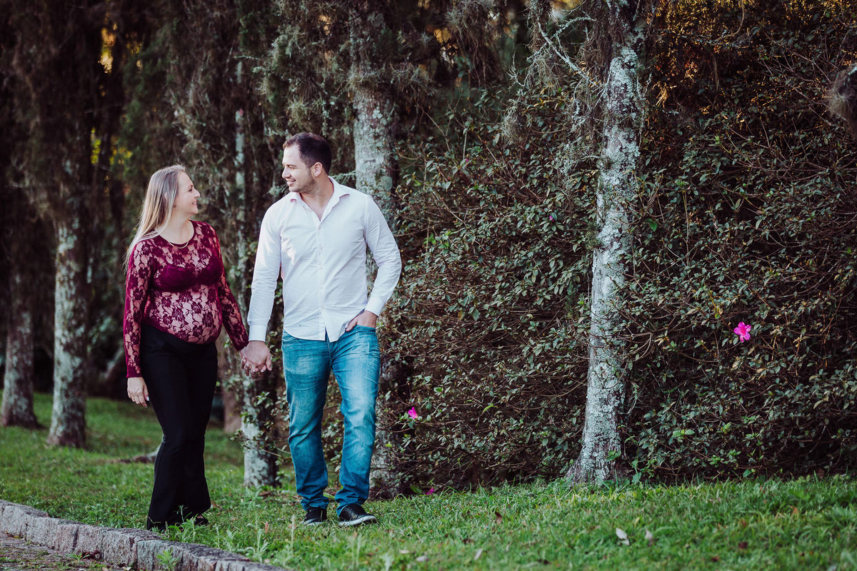 Caminhando com meu amor... Ensaio de gestante em casa. Fotografia de Eduardo Pasqualini, fotógrafo de casamentos e ensaios em Rio do Sul, Santa Catarina.