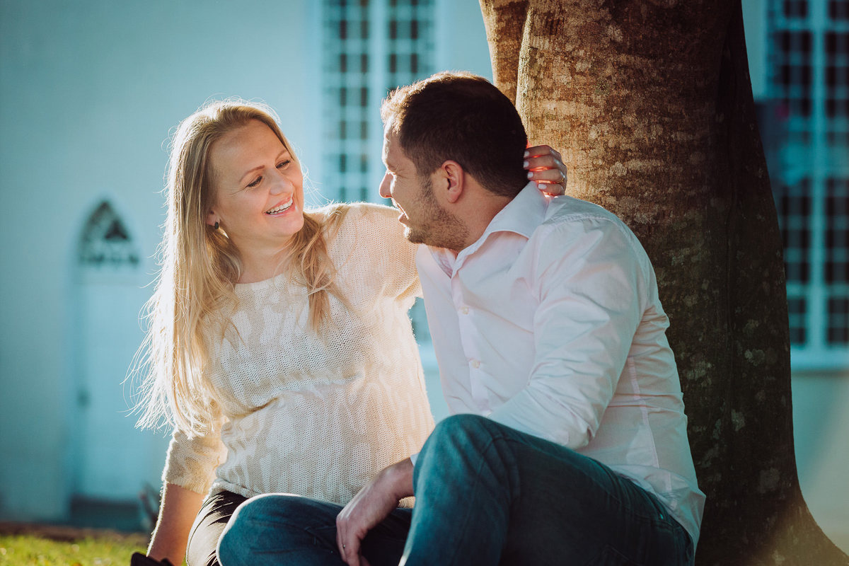 Carinho no papai... ele merece. Ensaio de gestante em casa. Fotografia de Eduardo Pasqualini, fotógrafo de casamentos e ensaios em Rio do Sul, Santa Catarina.