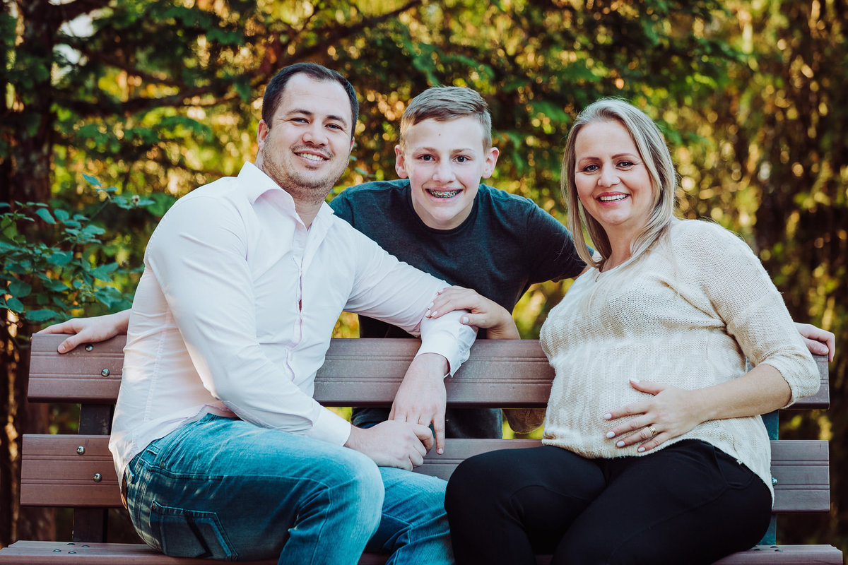 Cara... logo, logo terás uma companhia. Ensaio de gestante em casa. Fotografia de Eduardo Pasqualini, fotógrafo de casamentos e ensaios em Rio do Sul, Santa Catarina.