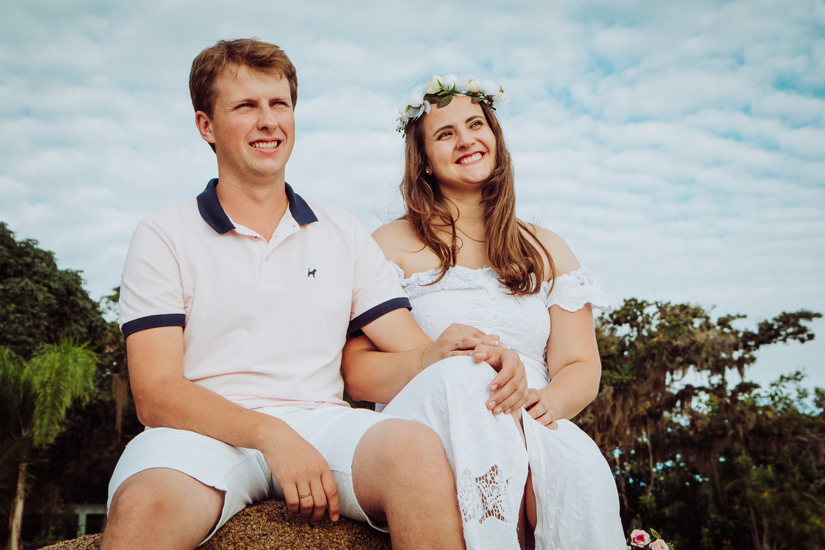 Retrato do casal... Ensaio pré-wedding, pré-casamento Vanderléia e Ivan, Cidade Santo Antonio de Lisboa, Florianopolis, Santa Catarina. Fotografia de Eduardo Pasqualini, fotógrafo de casamentos e ensaios em Rio do Sul, SC.