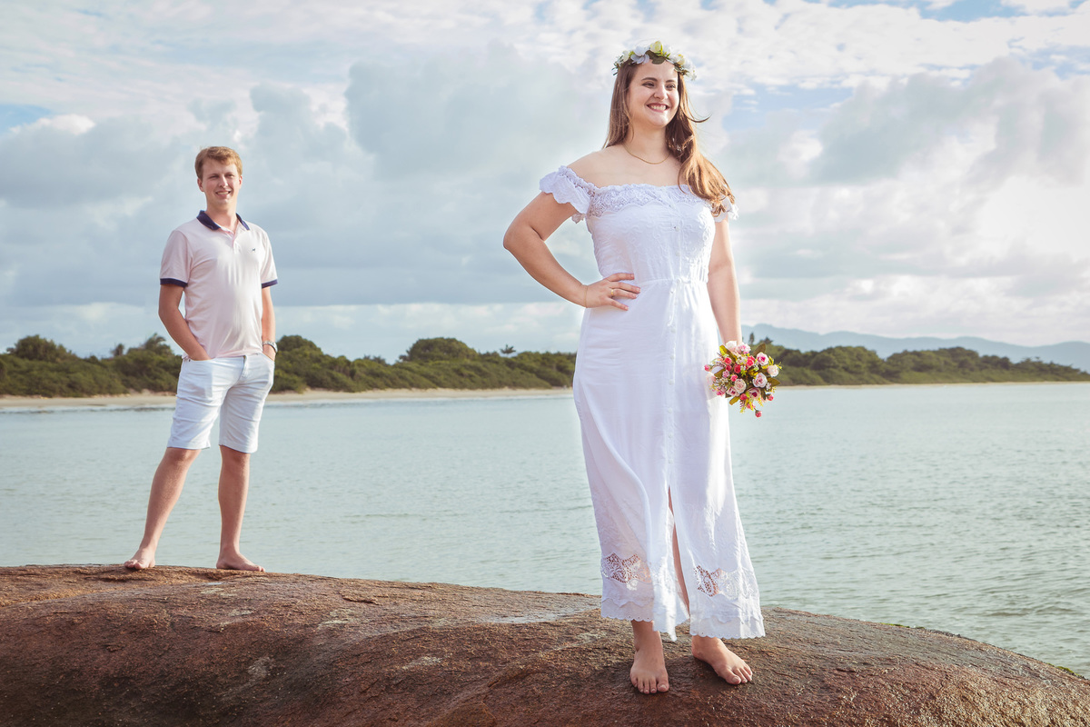 O casal... Ensaio pré-wedding, pré-casamento Vanderléia e Ivan, Cidade Santo Antonio de Lisboa, Florianopolis, Santa Catarina. Fotografia de Eduardo Pasqualini, fotógrafo de casamentos e ensaios em Rio do Sul, SC.