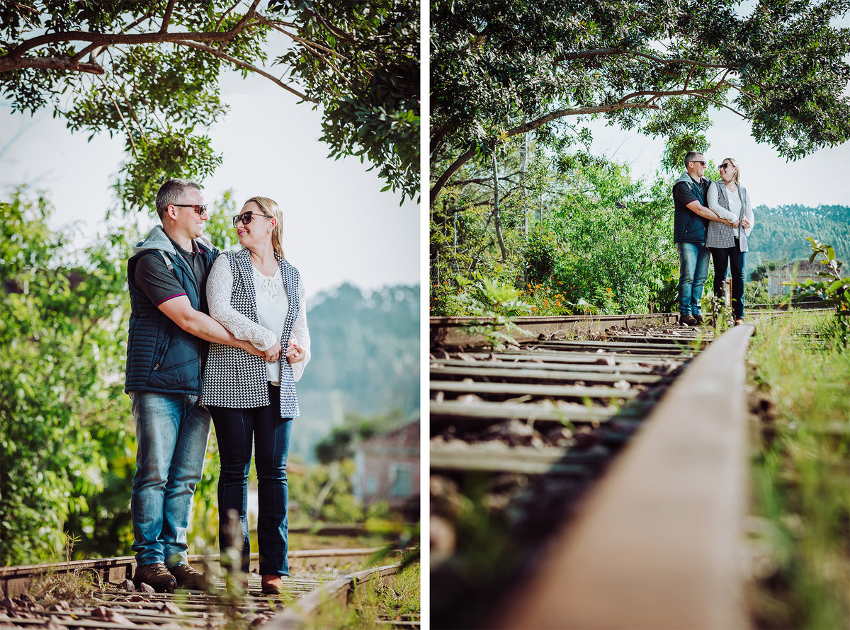 Casal no ensaio em trilho do trem. Ensaio Pré-Casamento. Pre-Wedding Greice e Giovane. Fotografia de Eduardo Pasqualini, fotógrafo de casamentos e ensaios em Rio do Sul, Santa Catarina.