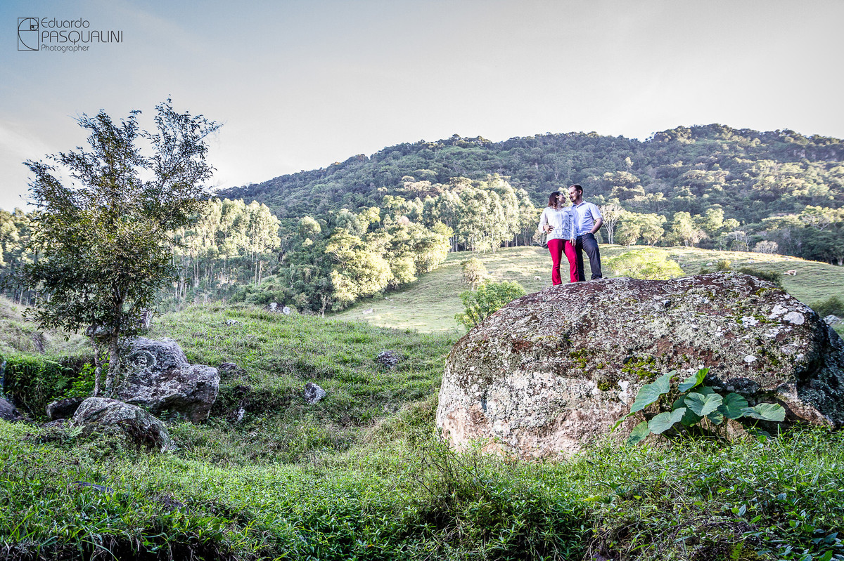 Em cima de pedra, casal em ensaio. Fotografia de Eduardo Pasqualini, fotógrafo de casamentos e ensaios em Rio do Sul, Santa Catarina.