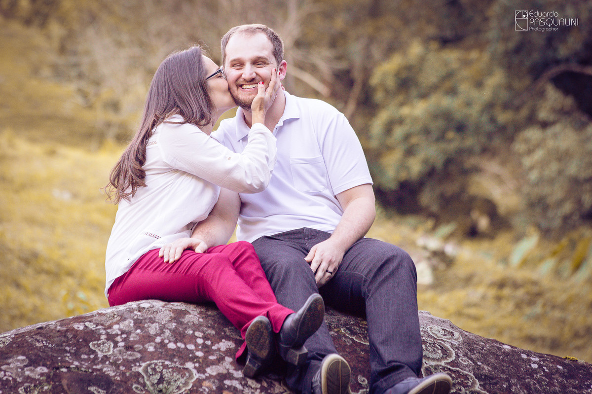 Noiva dá beijo no rosto de noivo durante ensaio. Fotografia de Eduardo Pasqualini, fotógrafo de casamentos e ensaios em Rio do Sul, Santa Catarina.