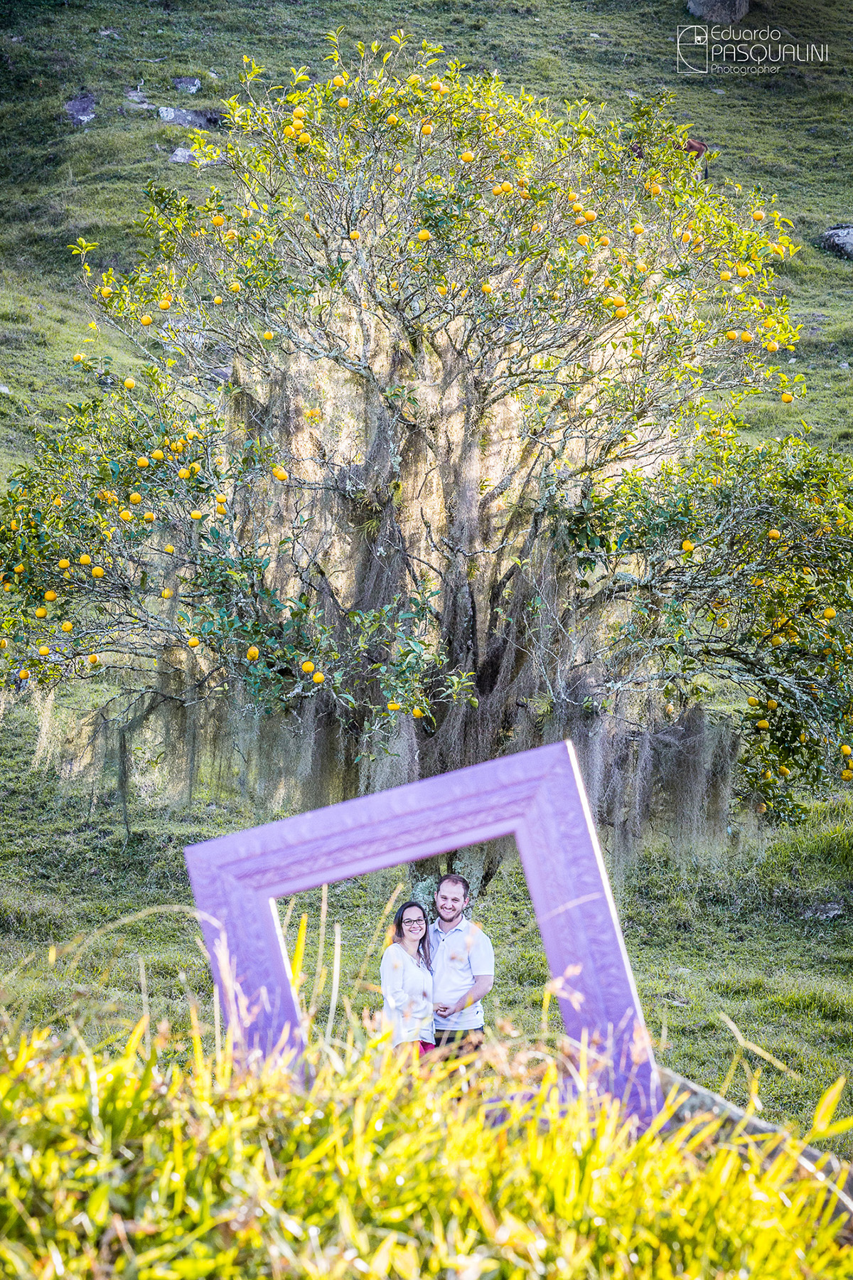 Moldura de quadro com noivos ao fundo. Fotografia de Eduardo Pasqualini, fotógrafo de casamentos e ensaios em Rio do Sul, Santa Catarina.