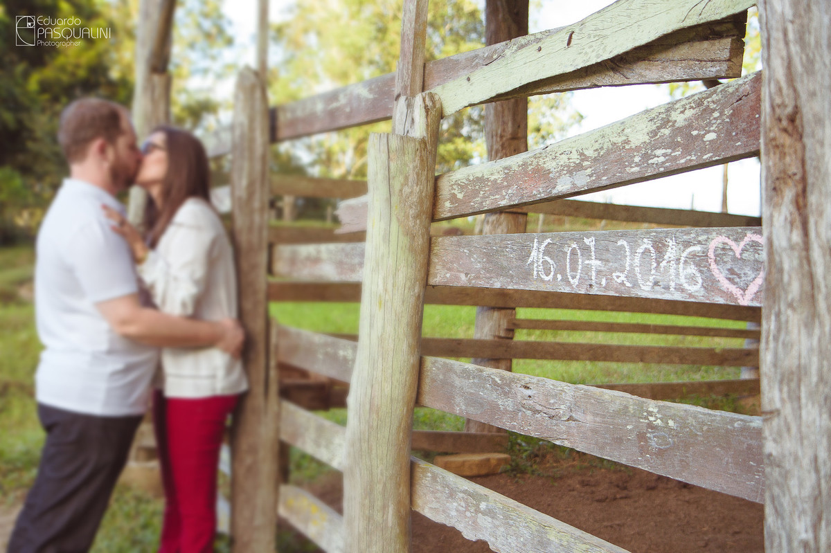 15 de julho de 2016, data do casamento escrita na madeira de estrebaria. Fotografia de Eduardo Pasqualini, fotógrafo de casamentos e ensaios em Rio do Sul, Santa Catarina.