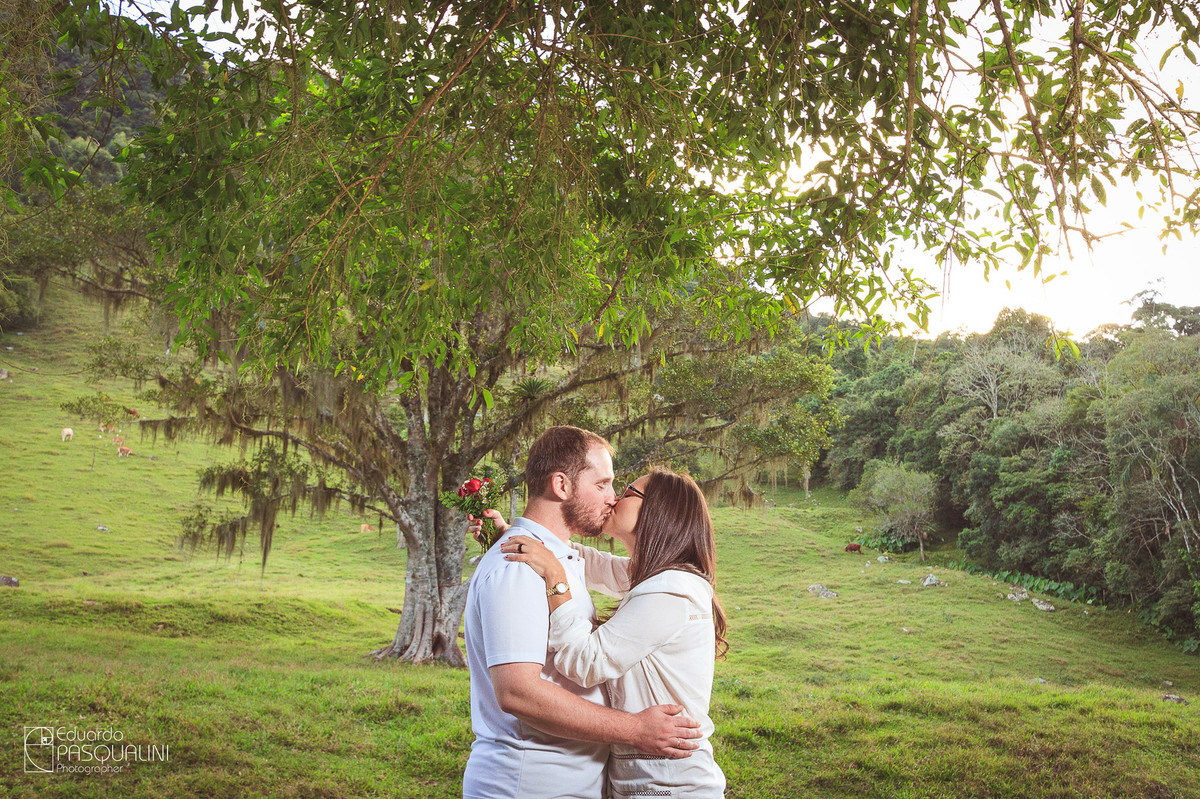 Beijos em meio a natureza. Fotografia de Eduardo Pasqualini, fotógrafo de casamentos e ensaios em Rio do Sul, Santa Catarina.