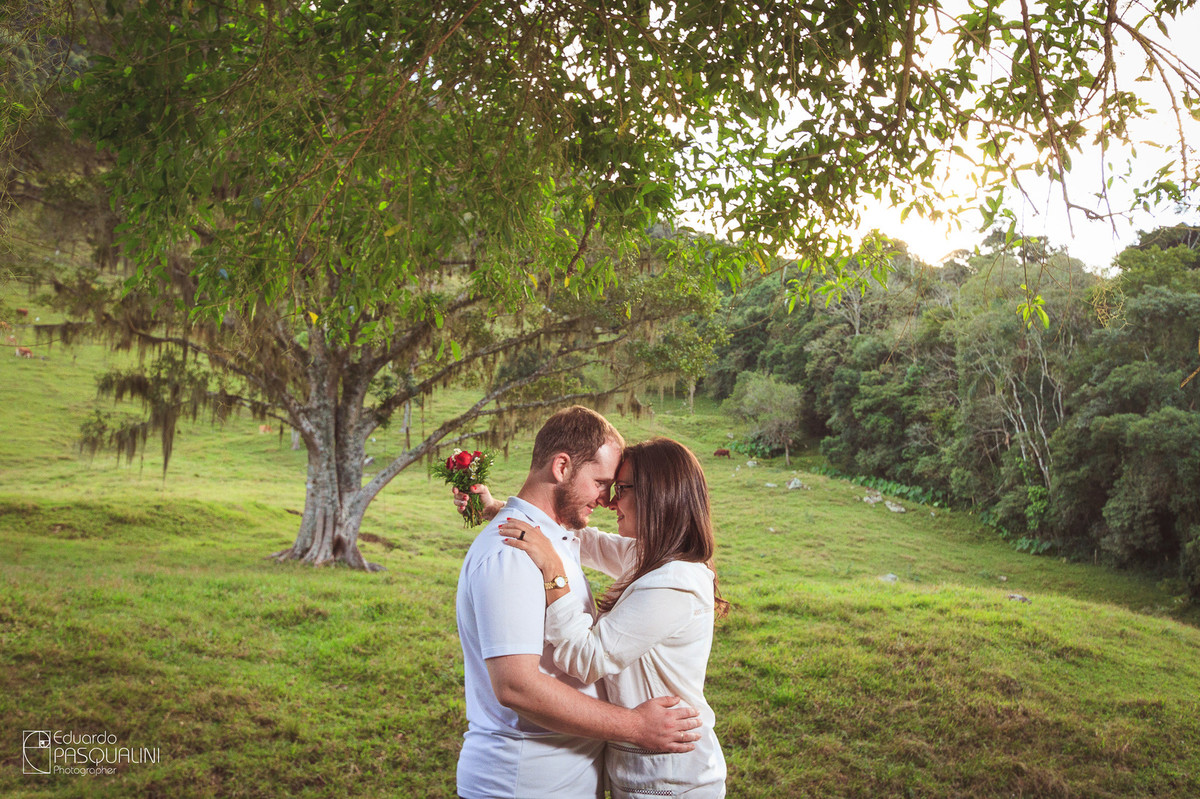 Carinhos e afeto entre casal no ensaio pré-wedding. Fotografia de Eduardo Pasqualini, fotógrafo de casamentos e ensaios em Rio do Sul, Santa Catarina.