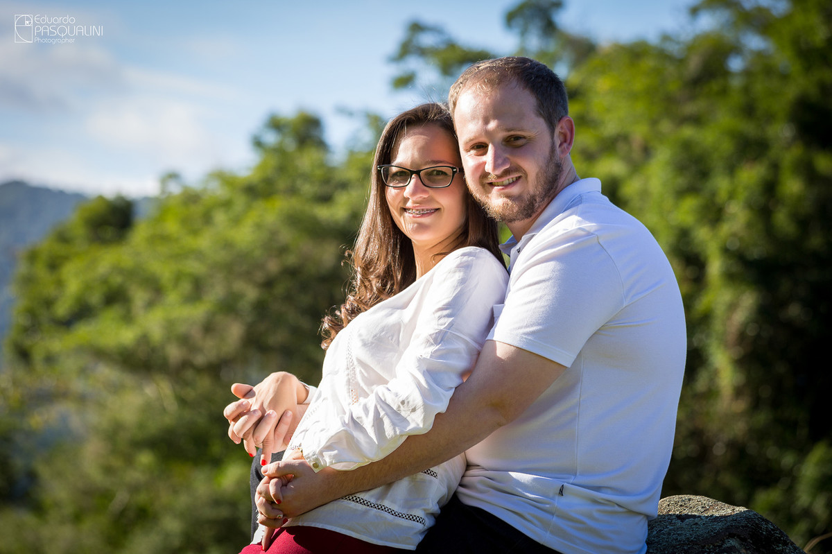 Casal abraçados em ensaio pré-wedding. Fotografia de Eduardo Pasqualini, fotógrafo de casamentos e ensaios em Rio do Sul, Santa Catarina.