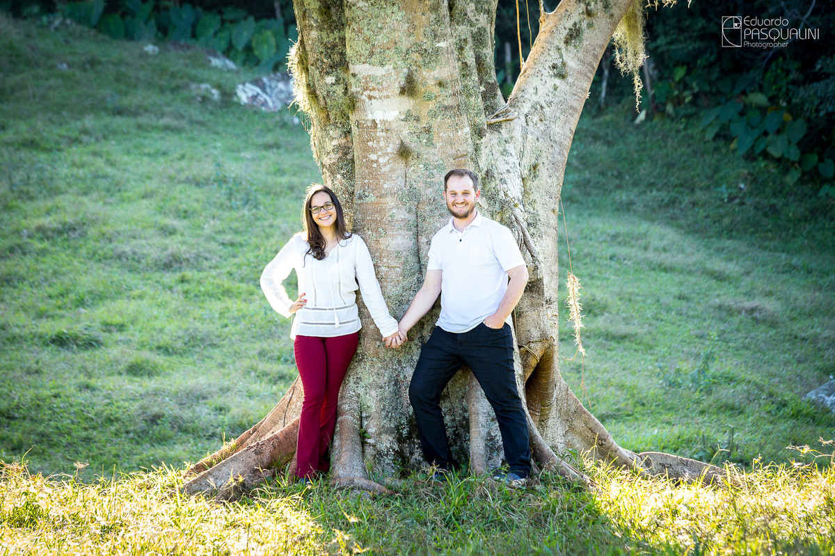 Noivos em ensaio pré-wedding. Fotografia de Eduardo Pasqualini, fotógrafo de casamentos e ensaios em Rio do Sul, Santa Catarina.