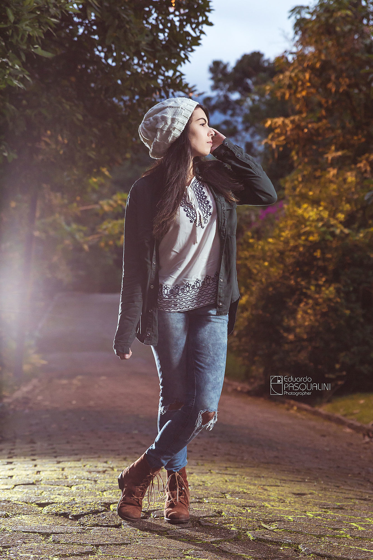 Linda modelo fotográfica em pé de gorro e jaqueta jeans. Fotografia de Eduardo Pasqualini, fotógrafo de casamentos e ensaios em Rio do Sul, Santa Catarina.