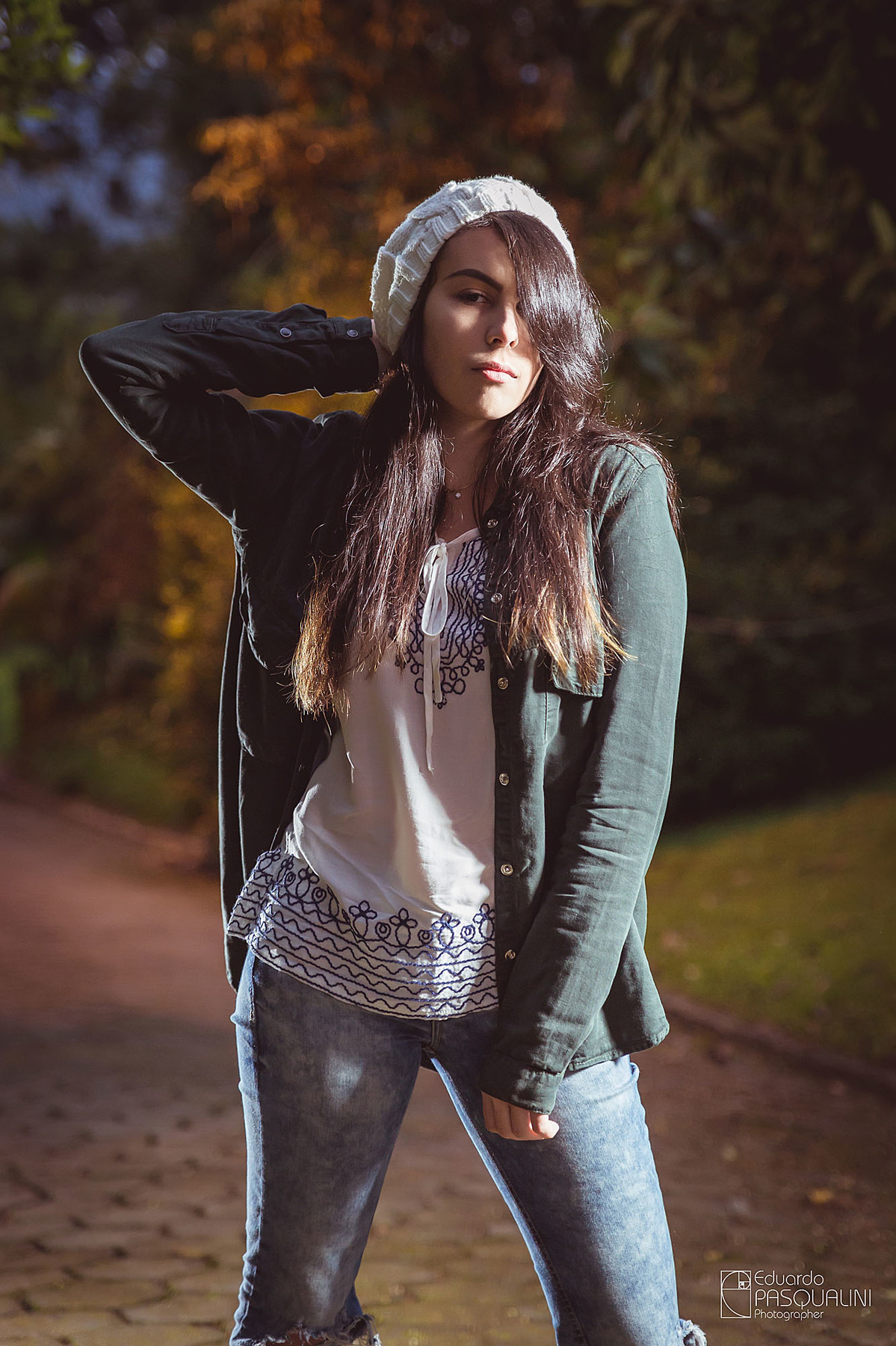 Vestindo gorro e jaqueta, modelo fotográfica em pé. Fotografia de Eduardo Pasqualini, fotógrafo de casamentos e ensaios em Rio do Sul, Santa Catarina.