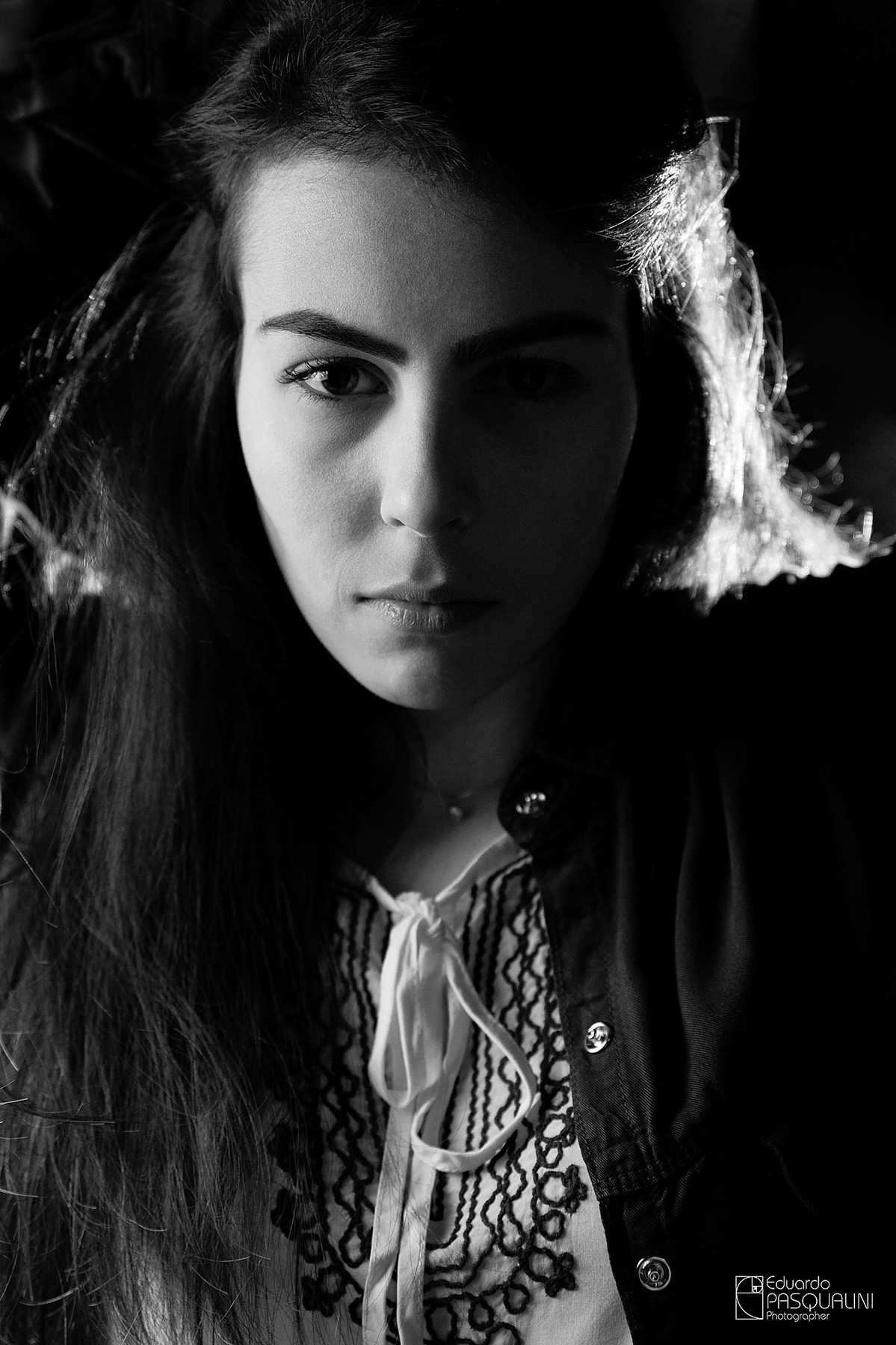 Retrato em preto e branco, P