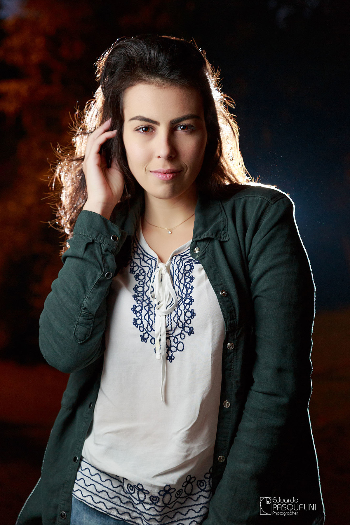 Linda foto meio corpo de modelo em ensaio fotográfico. Fotografia de Eduardo Pasqualini, fotógrafo de casamentos e ensaios em Rio do Sul, Santa Catarina.