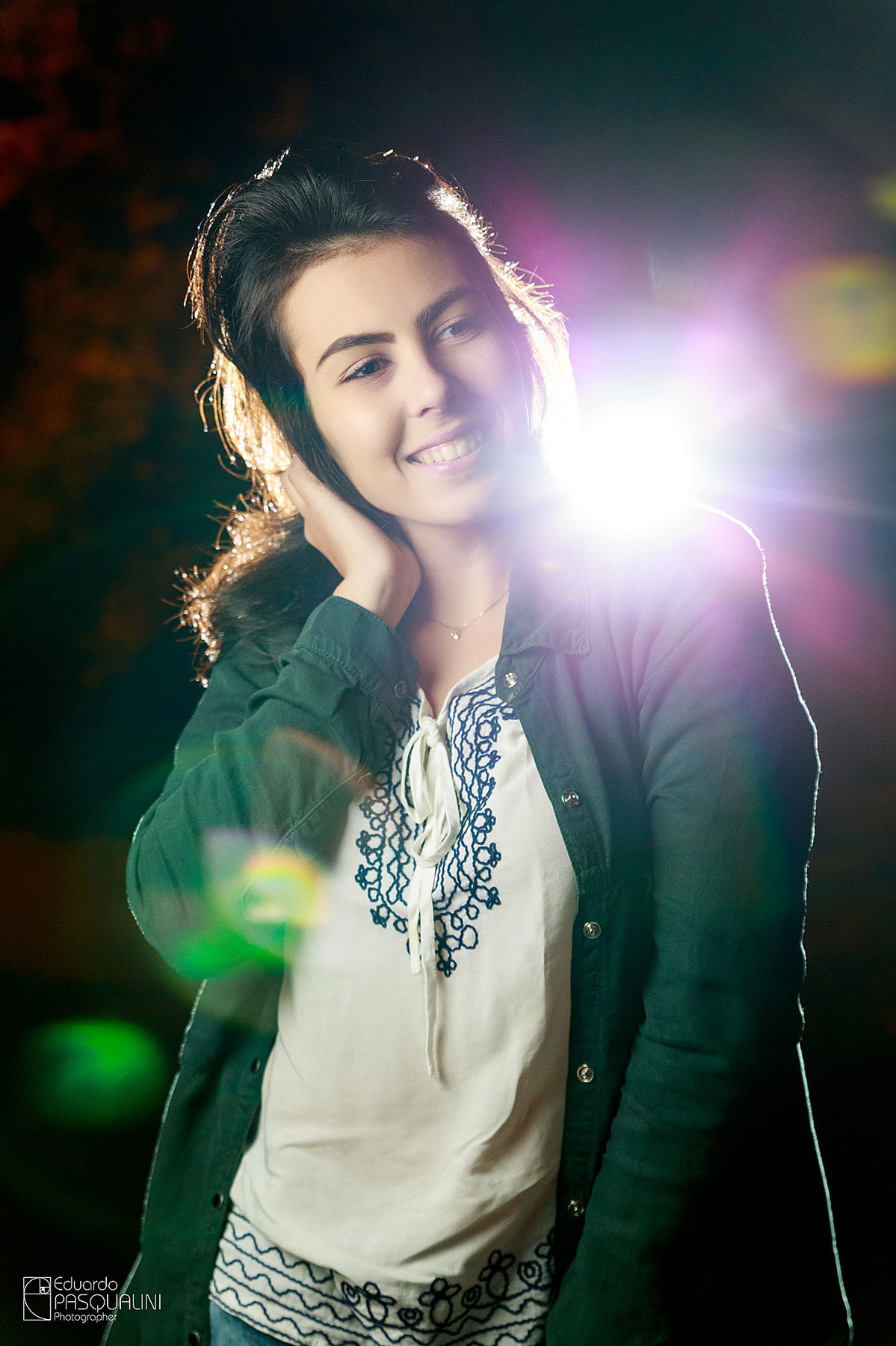 Sorrindo, modelo Janara em ensaio fotográfico. Fotografia de Eduardo Pasqualini, fotógrafo de casamentos e ensaios em Rio do Sul, Santa Catarina.