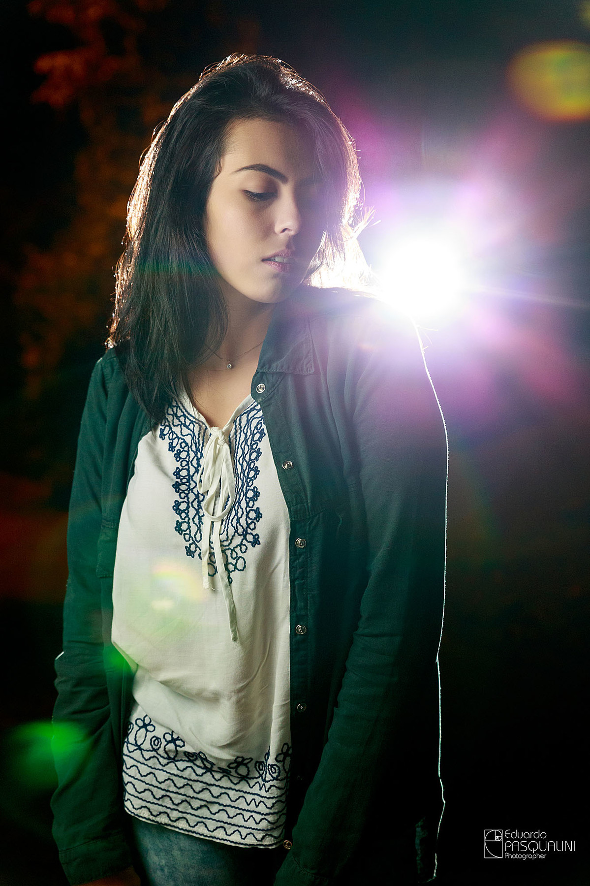 Flare sob o ombro de modelo em ensaio na cidade de Rio do Sul. Fotografia de Eduardo Pasqualini, fotógrafo de casamentos e ensaios em Rio do Sul, Santa Catarina.
