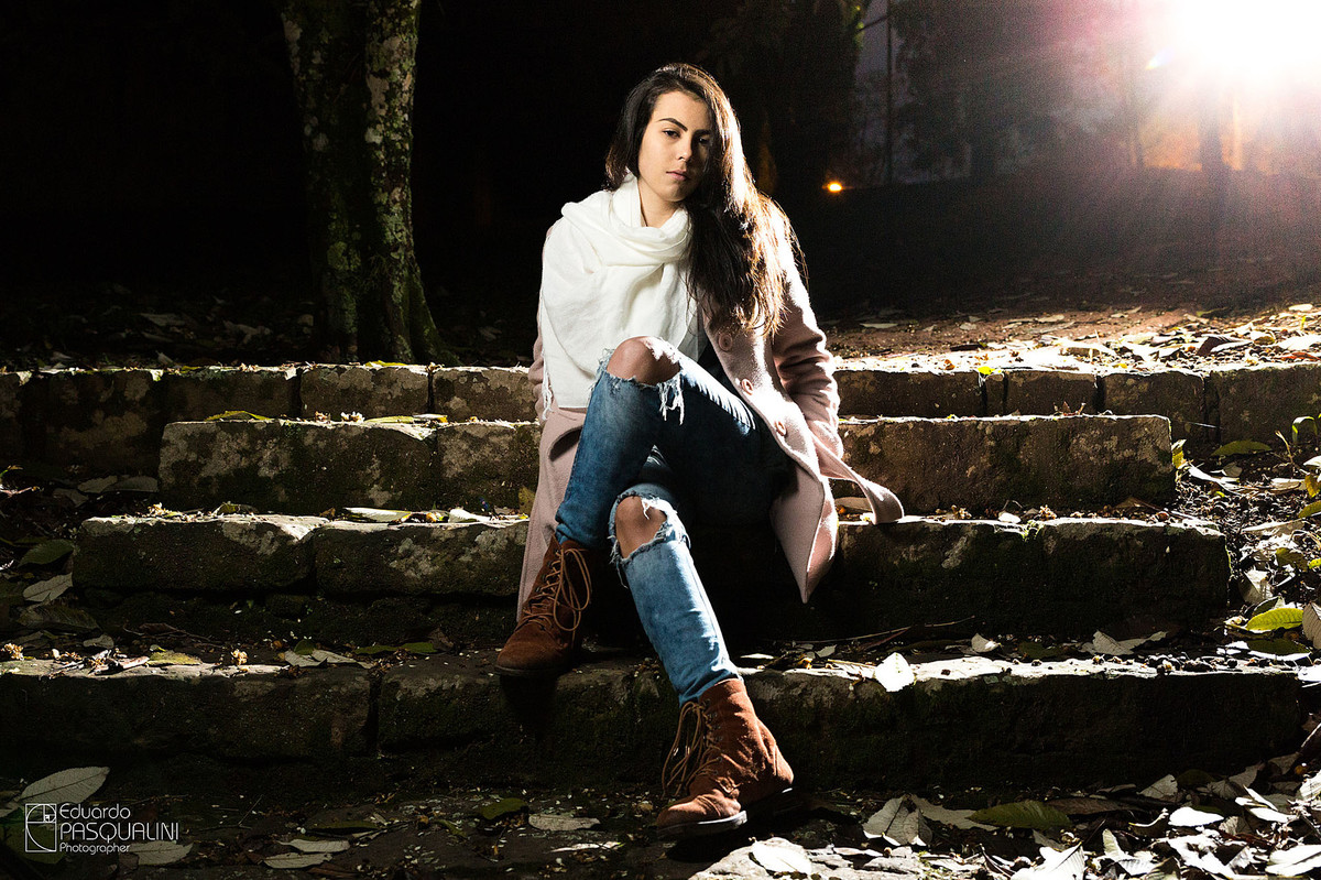 Cruzar de pernas de modelo em ensaio fotográfico feminino. Fotografia de Eduardo Pasqualini, fotógrafo de casamentos e ensaios em Rio do Sul, Santa Catarina.