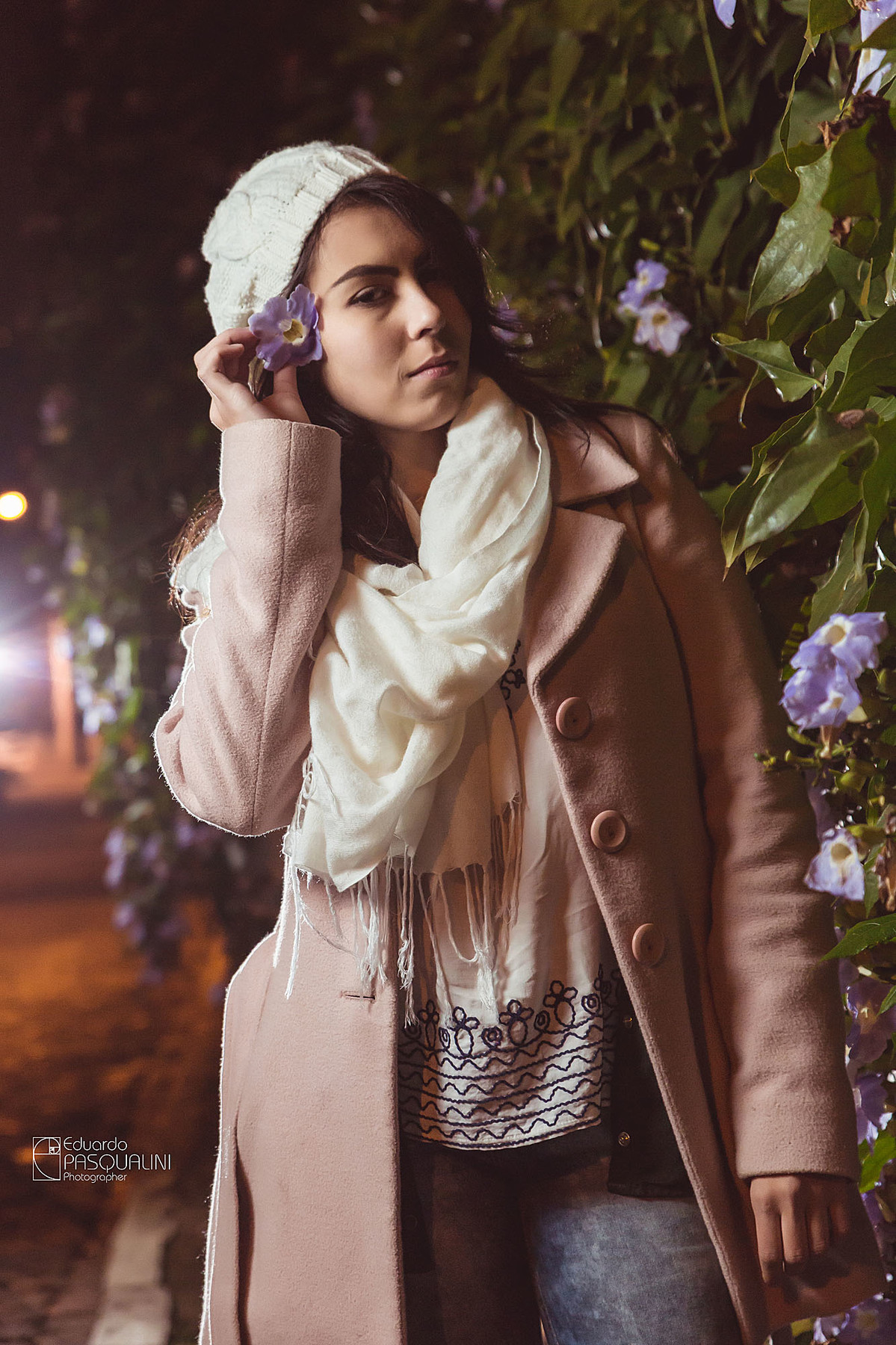 Com flor na orelha, modelo Janara posa para foto. Fotografia de Eduardo Pasqualini, fotógrafo de casamentos e ensaios em Rio do Sul, Santa Catarina.