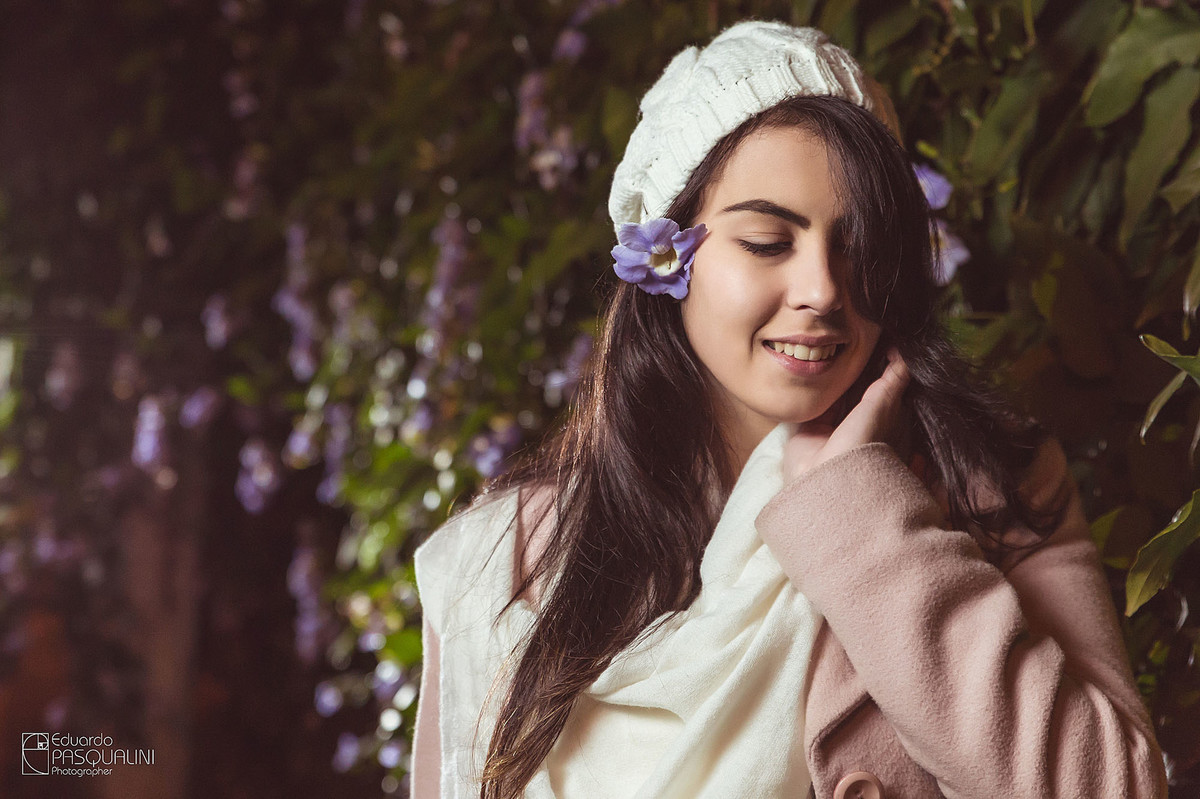 Singelo sorriso de modelo em ensaio fotográfico na cidade de Rio do Sul. Fotografia de Eduardo Pasqualini, fotógrafo de casamentos e ensaios em Rio do Sul, Santa Catarina.