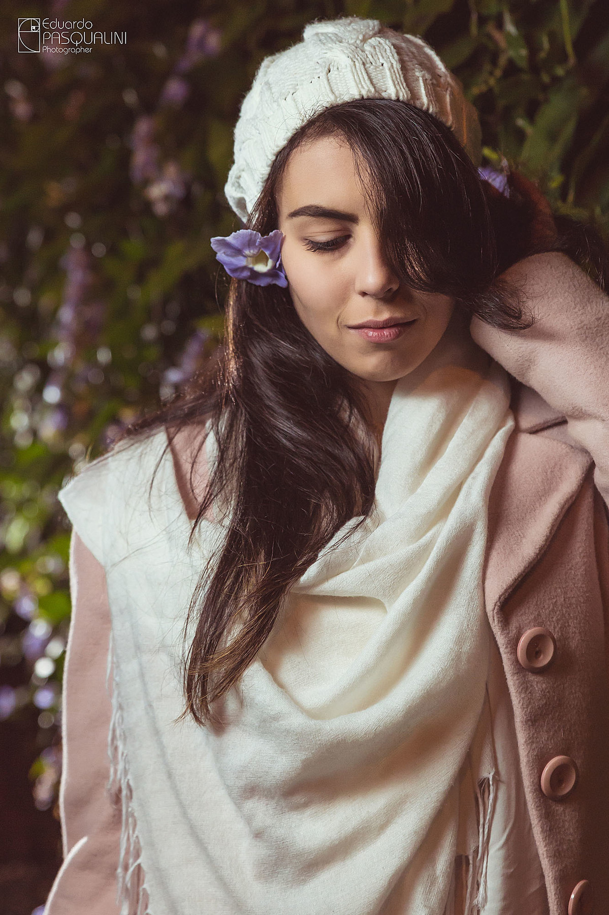Com mão no cabelo, modelo Janara linda em foto. Fotografia de Eduardo Pasqualini, fotógrafo de casamentos e ensaios em Rio do Sul, Santa Catarina.
