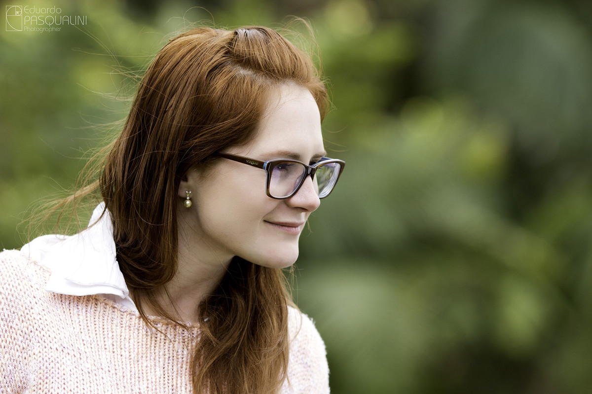 Ruiva utilizando óculos. Fotografia de Eduardo Pasqualini, fotógrafo de casamentos e ensaios em Rio do Sul, Santa Catarina.
