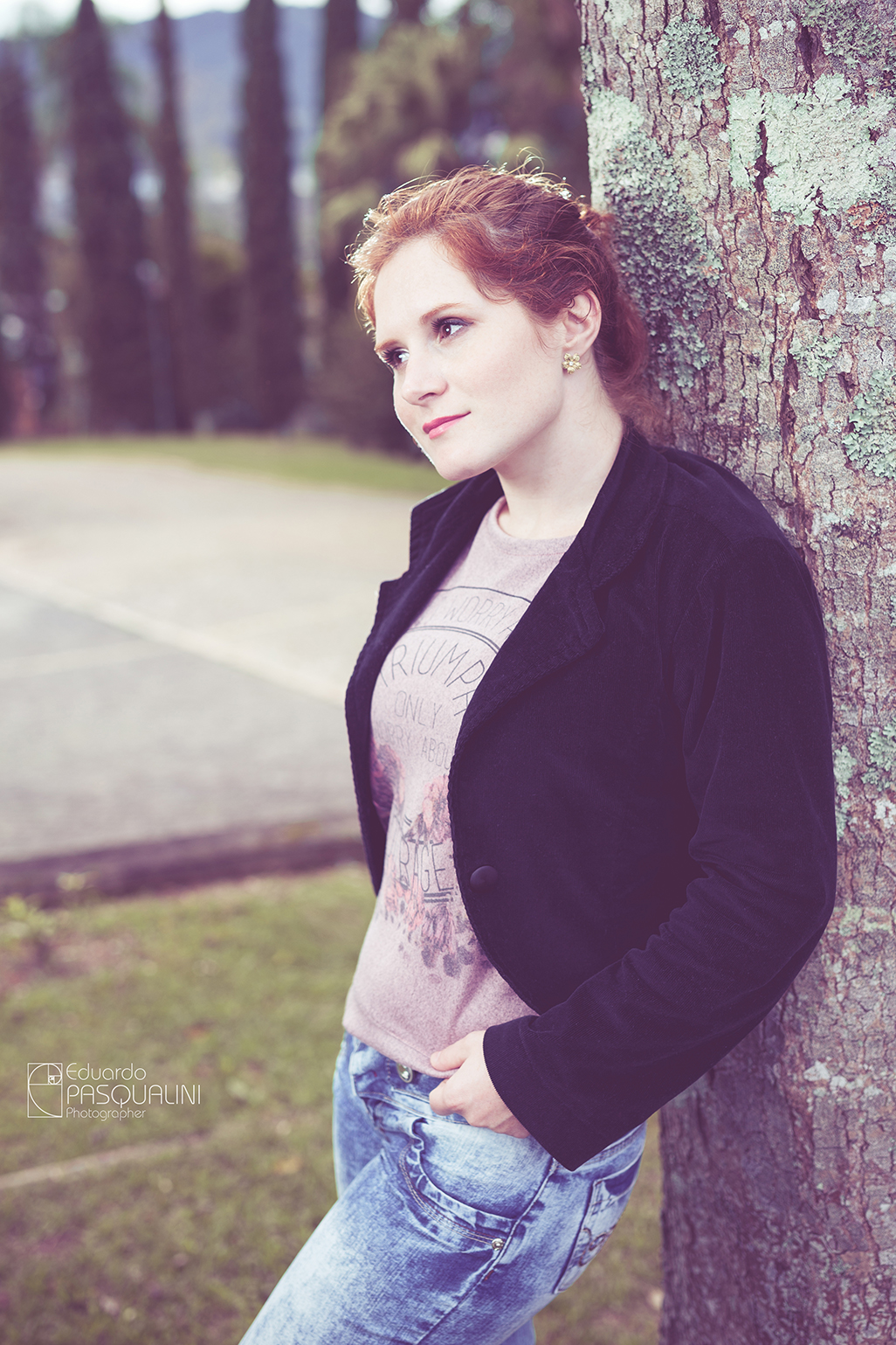 Encostada em árvore, modelo de cabelos ruivos. Fotografia de Eduardo Pasqualini, fotógrafo de casamentos e ensaios em Rio do Sul, Santa Catarina.