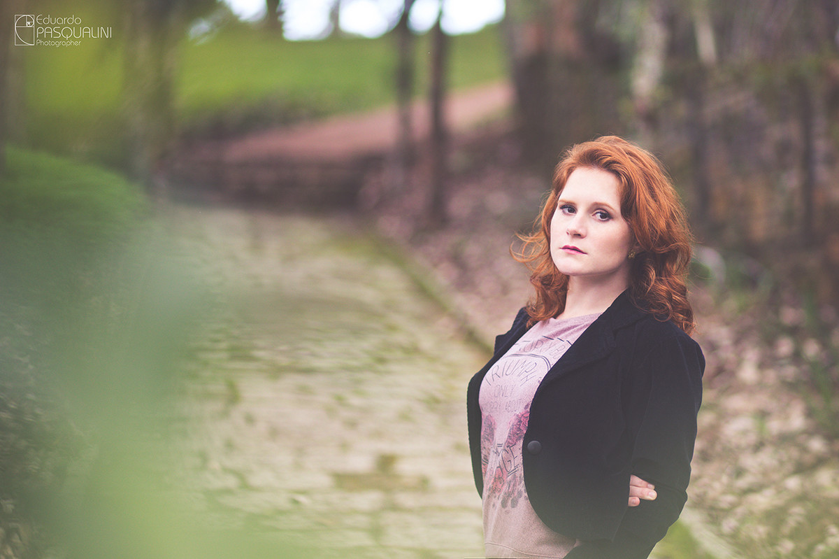 Munique e seus cabelos ruivos em Rio do Sul. Fotografia de Eduardo Pasqualini, fotógrafo de casamentos e ensaios em Rio do Sul, Santa Catarina.