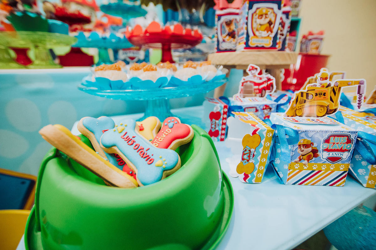 Biscoitos em forma de osso. Decoração. Aniversário Luís Otávio. Espaço 10. Fotografia de Eduardo Pasqualini, fotógrafo de casamentos e ensaios em Rio do Sul, Santa Catarina.