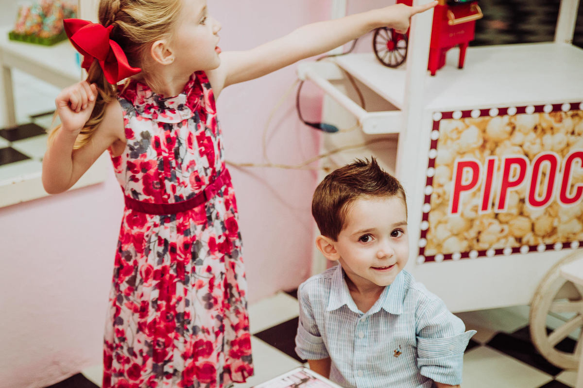 Olhar de menino sapeca. Aniversário Luís Otávio. Espaço 10. Fotografia de Eduardo Pasqualini, fotógrafo de casamentos e ensaios em Rio do Sul, Santa Catarina.