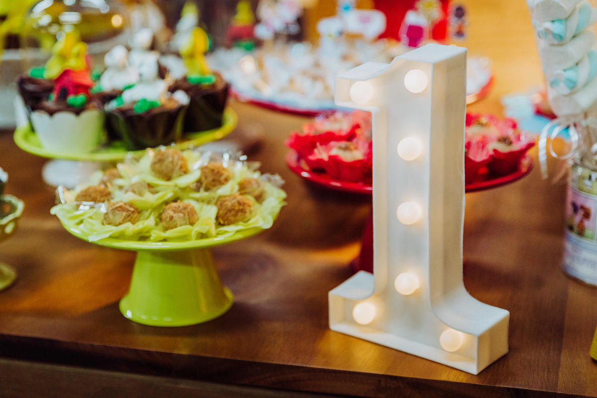 Numero um 1 decoração. Aniversário Infantil 1 Aninho John, Alan e Karina. Azeite de Oliva Casa de Eventos. Fotografia de Eduardo Pasqualini, fotógrafo de casamentos e ensaios em Rio do Sul, Santa Catarina.