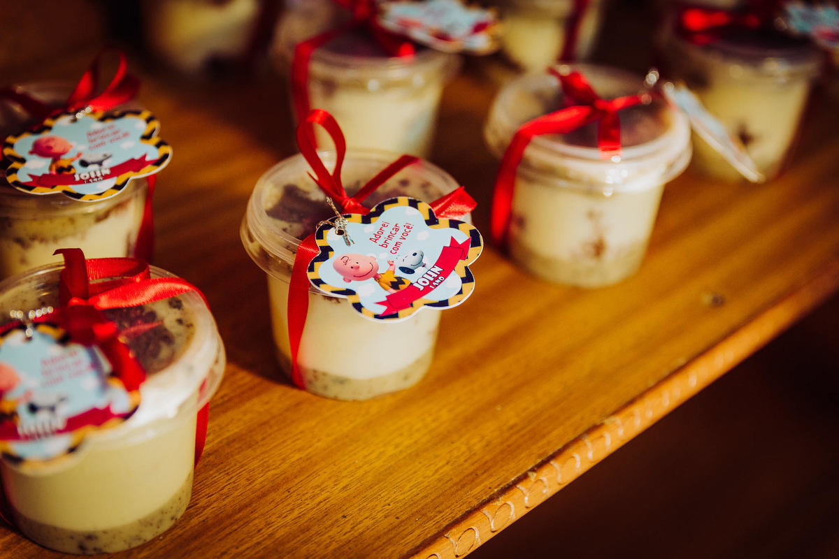 Lembrancinha do niver de um ano. Aniversário Infantil 1 Aninho John, Alan e Karina. Azeite de Oliva Casa de Eventos. Fotografia de Eduardo Pasqualini, fotógrafo de casamentos e ensaios em Rio do Sul, Santa Catarina.