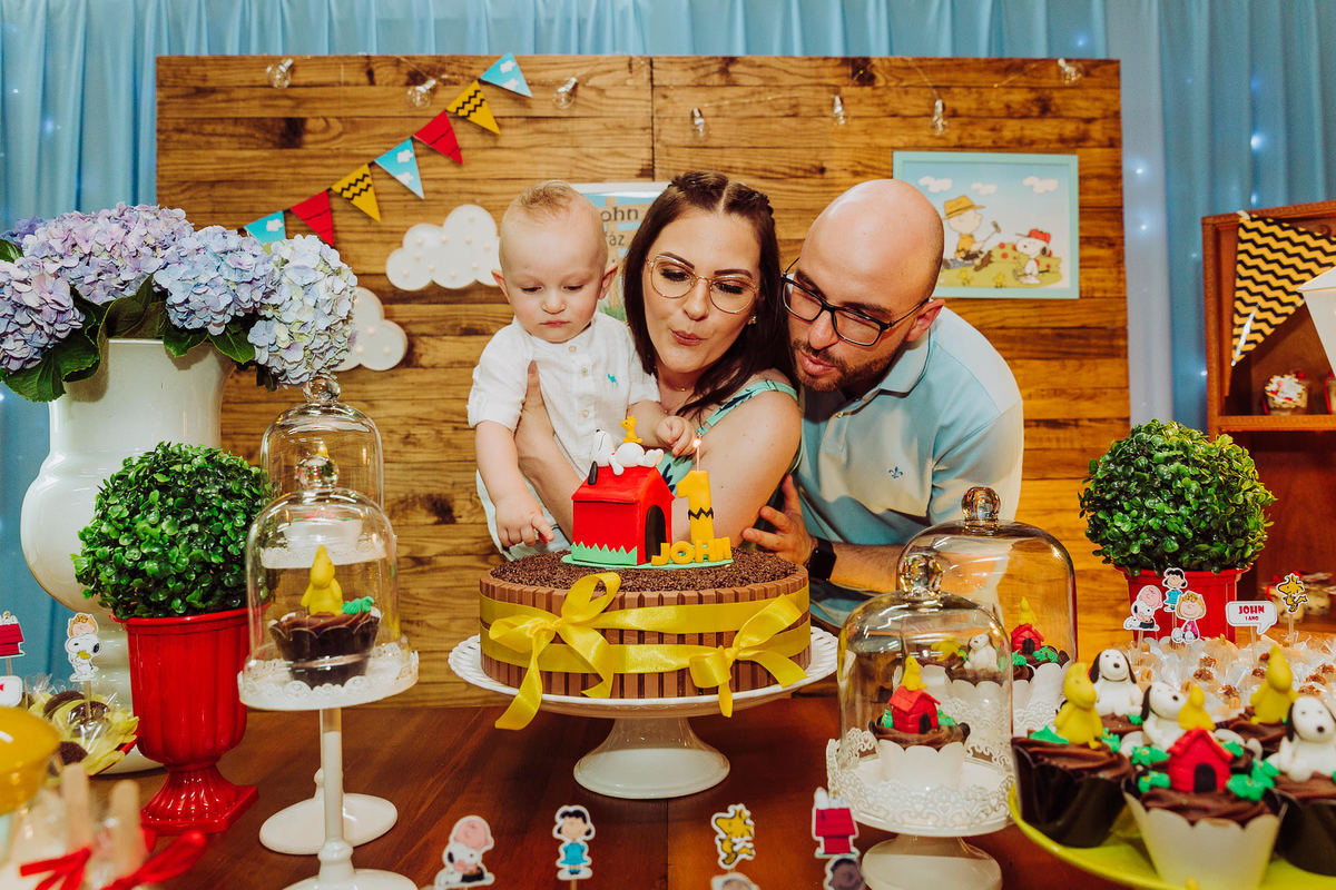 Soprando as velinhas. Aniversário Infantil 1 Aninho John, Alan e Karina. Azeite de Oliva Casa de Eventos. Fotografia de Eduardo Pasqualini, fotógrafo de casamentos e ensaios em Rio do Sul, Santa Catarina.